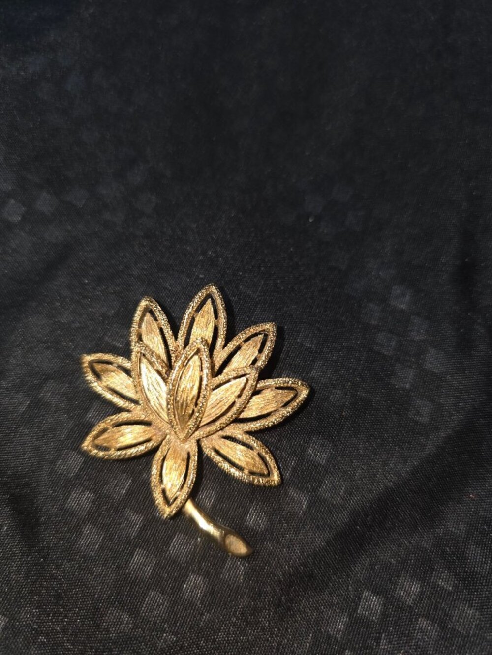 Vintage Avon Gold Tone Floral Brooch Pin Lotus Flower Design Retro Jewelry